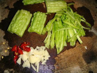 苦瓜炒土豆丝的做法步骤：3