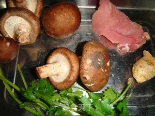 香菇肉片汤的做法步骤：1