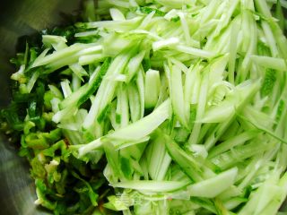 家常主食----黄瓜青椒馅包子的做法步骤：3