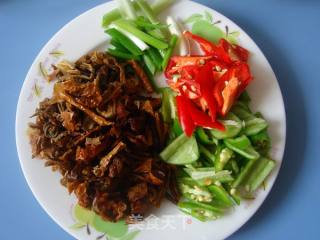 【湘菜】辣椒皮茶油炒牛肉的做法步骤：1