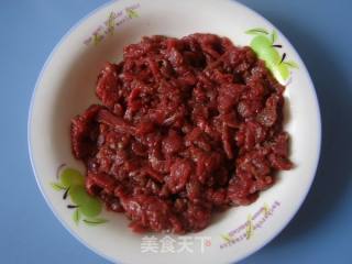 【湘菜】辣椒皮茶油炒牛肉的做法步骤：2
