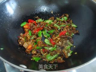 【湘菜】辣椒皮茶油炒牛肉的做法步骤：6