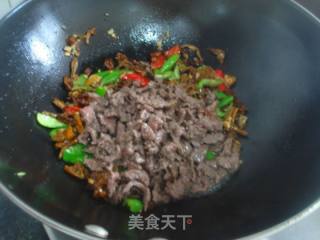 【湘菜】辣椒皮茶油炒牛肉的做法步骤：7