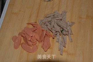 家常炒河粉的做法步骤：1