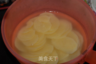 快手菜----剁椒土豆片的做法步骤：2