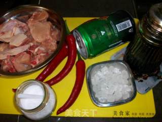 家常菜肴@@初试炮制~~啤酒焖鸡的做法步骤：1