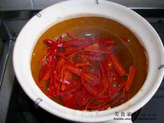 家常菜肴@@初试炮制~~啤酒焖鸡的做法步骤：2