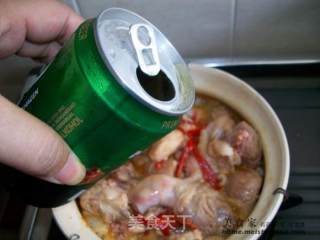 家常菜肴@@初试炮制~~啤酒焖鸡的做法步骤：4