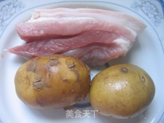 【湘菜】红焖小土豆的做法步骤：1