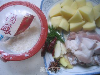 【湘菜】红焖小土豆的做法步骤：2
