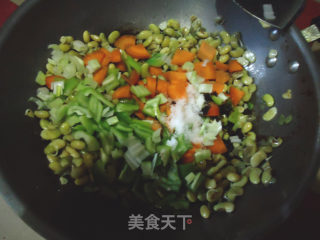 素炒什锦蚕豆的做法步骤：3