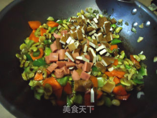 素炒什锦蚕豆的做法步骤：4