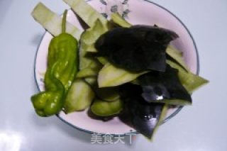青椒炒瓜皮的做法步骤：1