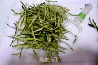 青椒炒瓜皮的做法步骤：2