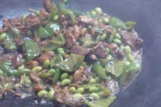 青椒毛豆炒鸡杂的做法步骤：7