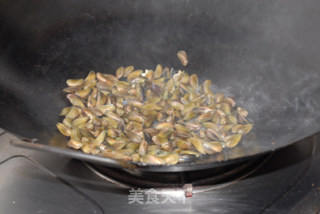 九层塔炒薄壳的做法步骤：4