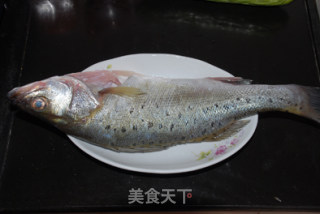 [湘菜]剁椒鲈鱼头的做法步骤：1