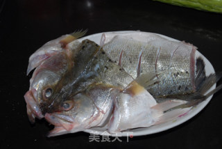 [湘菜]剁椒鲈鱼头的做法步骤：2