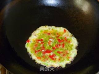 【营养早餐】芝麻烧饼剁椒鸡蛋夹饼的做法步骤：6