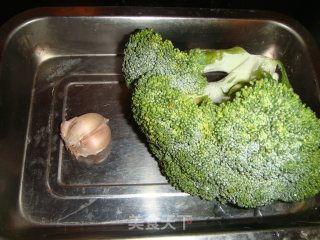 蒜香西兰花的做法步骤：1