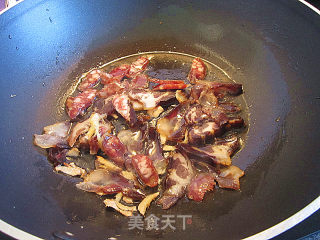 腊味炒荷豆的做法步骤：3