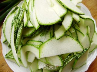 家常菜----西红柿烩角瓜的做法步骤：1