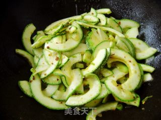 家常菜----西红柿烩角瓜的做法步骤：4