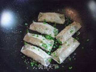 鲜肉锅贴的做法步骤：9