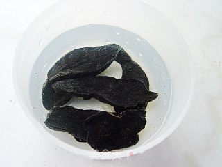 虫草花首乌煲老鸽汤的做法步骤：3
