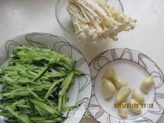 金针拌黄瓜的做法步骤：1