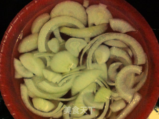 【懒厨】亲子白玉葱的做法步骤：1
