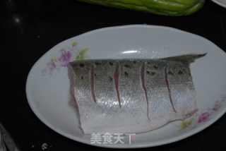 红烧鲈鱼的做法步骤：1