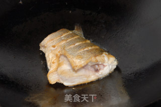红烧鲈鱼的做法步骤：5