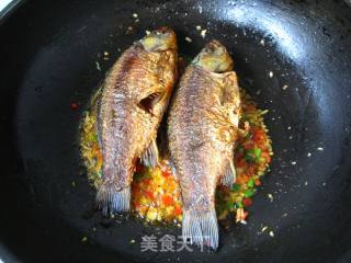 [湘菜]-湘江鲫鱼的做法步骤：4
