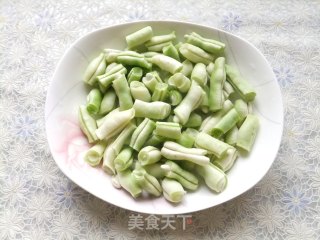 五花肉烧土豆芸豆的做法步骤：1