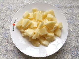 五花肉烧土豆芸豆的做法步骤：2
