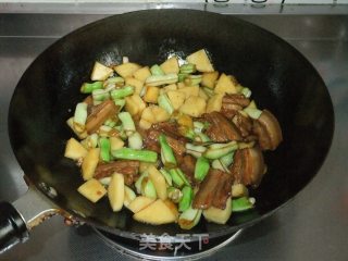 五花肉烧土豆芸豆的做法步骤：8