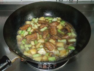 五花肉烧土豆芸豆的做法步骤：9