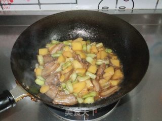 五花肉烧土豆芸豆的做法步骤：10