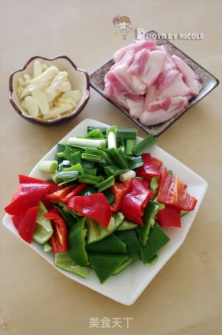 湘菜馆里点击率最高的一道菜 —— 超级下饭的农家小炒肉的做法步骤：1