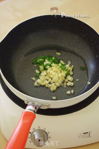 让人意犹未尽的酸 —— 增进食欲的酸豆角炒鸡胗的做法步骤：3