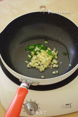 让人意犹未尽的酸 —— 增进食欲的酸豆角炒鸡胗的做法步骤：3