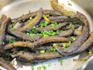 香煎泥鳅的做法步骤：9