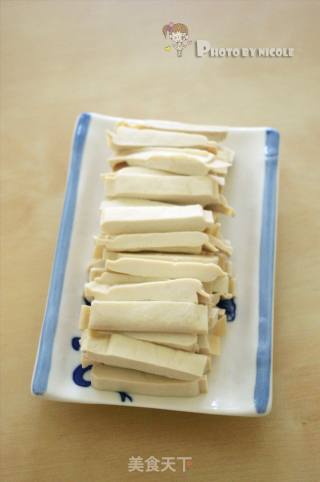 素食也可以如此精彩 —— 千娇百媚的双色剁椒蒸豆干的做法步骤：2