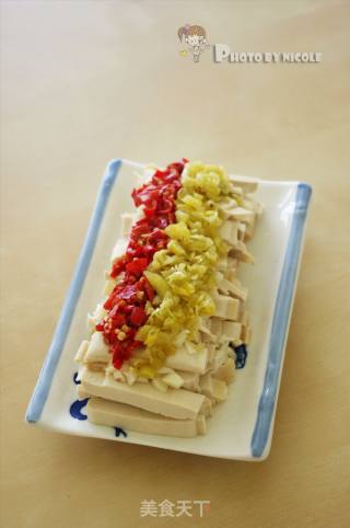 素食也可以如此精彩 —— 千娇百媚的双色剁椒蒸豆干的做法步骤：4