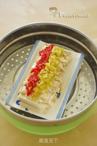 素食也可以如此精彩 —— 千娇百媚的双色剁椒蒸豆干的做法步骤：5
