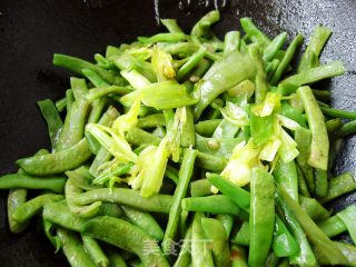 家常菜----香葱豆角的做法步骤：5