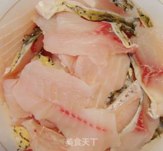 夏季里的开胃菜菜------------油淋辣子飘香鱼的做法步骤：1
