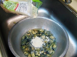 香煎蚝饼的做法步骤：1