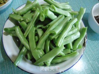 酱爆豆角的做法步骤：1